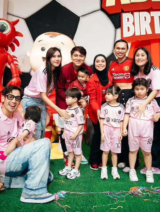 “Doanya buat abang L mudah-mudahan abang L jadi anak soleh banggakan orangtua, disayang sekitar. Jadi anak pinter kebanggaan keluarga, aminnn,” ujar Syahnaz.  [Instagram/wanda_haraa]