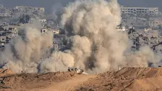 Foto yang diambil dari posisi dekat perbatasan Israel dengan Jalur Gaza menunjukkan asap dan puing-puing yang mengepul selama serangan Israel ke wilayah yang terkepung pada 6 Juli 2025. (Maya Levin/AFP)
