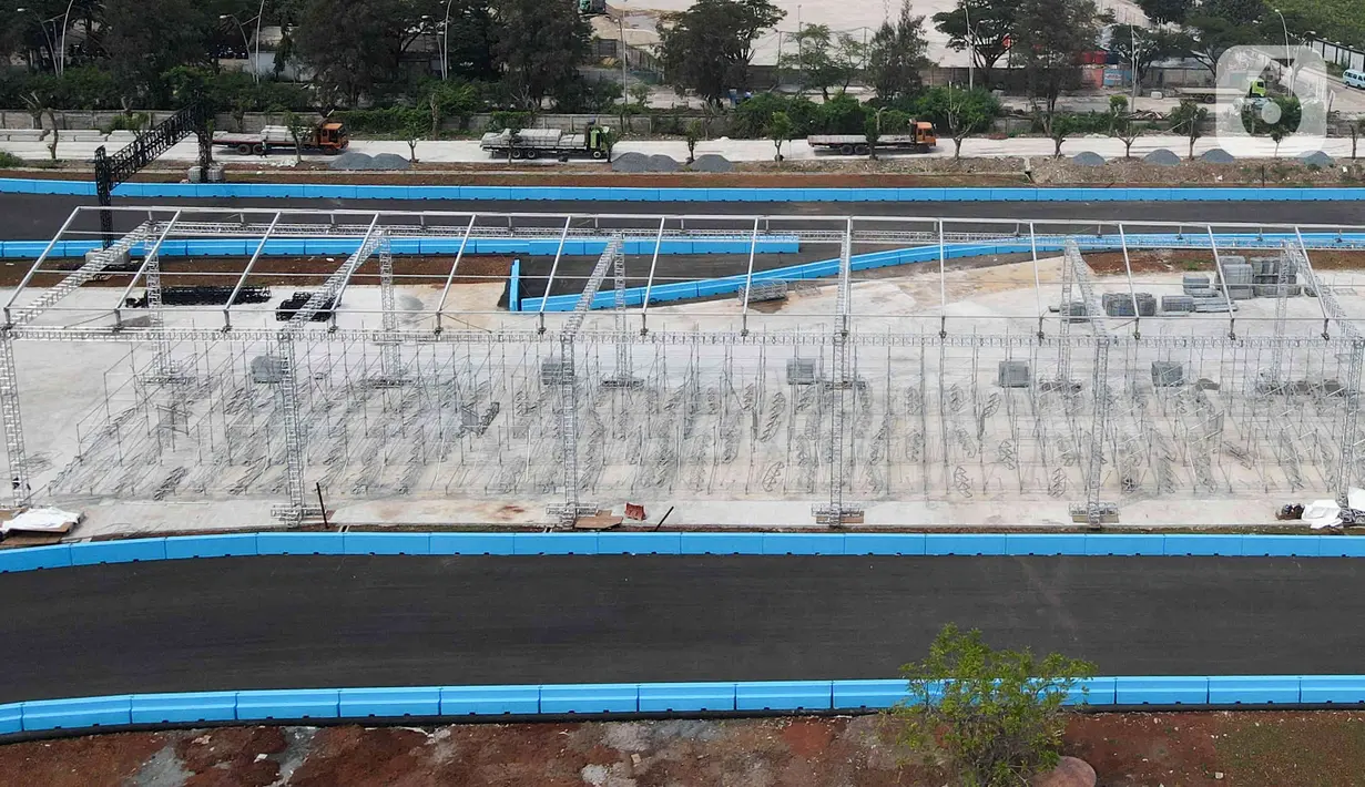 Foto udara suasana pembangunan Jakarta International E-Prix Circuit (JIEC) di kawasan Ancol, Jakarta, Rabu (11/5/2022). Pembangunan JIEC sudah mencapai 100 persen dan menyisakan pemasangan infrastruktur tambahan berupa grandstand dan jembatan penyeberangan yang ditargetkan selesai pada akhir pekan ketiga Mei. (Liputan6.com/Herman Zakharia)