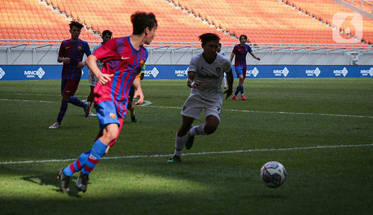 Pemain Barcelona U-18 Joan Anaya Balaña mengontrol bola saat melawan Bali United U-18 pada pertandingan International Youth Championship (IYC) 2021 di Jakarta International Stadium (JIS), Jakarta, Minggu (17/4/2022). Barcelona U-18 menang 4-0. (Liputan6.com/Faizal Fanani)