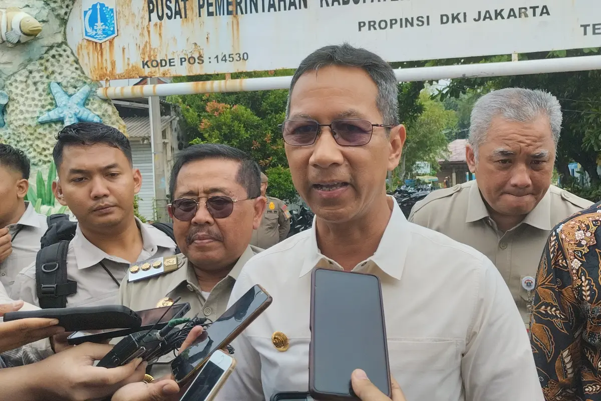 Penjabat (Pj) Gubernur DKI Jakarta Heru Budi Hartono saat berkunjung ke Pulau Pramuka, Kabupaten  Kepulauan Seribu memantau giat Pasar Murah dan Pembagian Sembako. (Liputan6.com/Winda Nelfira)