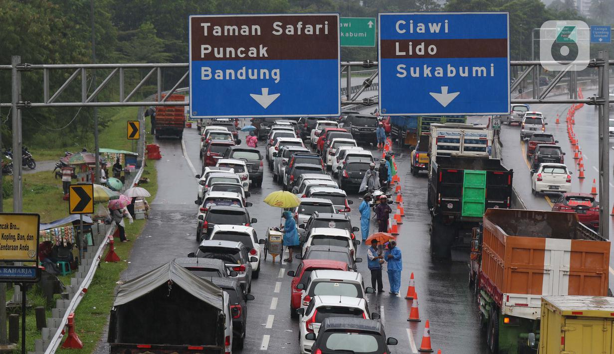 Sejumlah kendaraan berhenti di jalan tol Jagorawi menanti waktu buka tutup jalur menuju kawasan wisata puncak, Bogor, Jawa Barat, Sabtu (31/10/2020). Akhir pekan beriringan dengan libur panjang dimanfaatkan warga untuk mengunjungi lokasi-lokasi wiisata. (Liputan6.com/Helmi Fithriansyah)