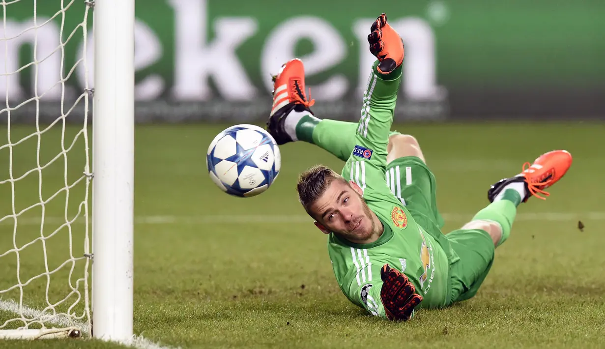Kiper MU, David De Gea melakukan penyelamatan saat melawan CSKA Moskow pada laga Liga Champions di Stadion Khimki Arena, Rusia, Rabu (21/10/2015). (AFP Photo/Yuri Kadobnov)