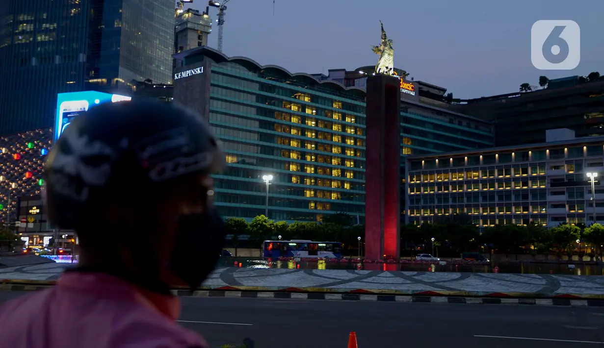 Lampu kamar menyala membentuk lambang hati di Hotel Indonesia Kempinski, Jakarta, Jumat (17/4/2020). Malam. Aksi tersebut sebagai bentuk penghargaan dan pesan cinta terhadap para tenaga medis yang berjuang di garis depan dalam penangnanan COVID-19 di Indonesia. (merdeka.com/Imam Buhori)