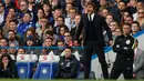 Pelatih Chelsea, Antonio Conte memberikan intruksi pada para pemainnya pada Liga Inggris di Stadion Stamford Bridge, London, Inggris (23/10). Chelsea menang atas MU dengan skor akhir 4-0. (Reuters/John Sibley)