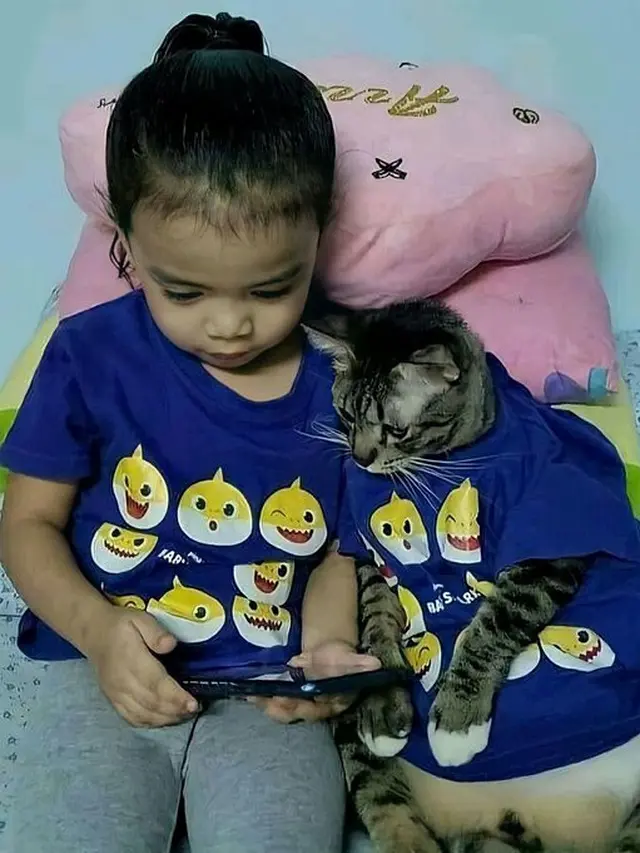 6 Momen Kompak Bocah dengan Kucing Peliharaan, Bak Anak Kembar