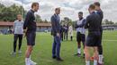 Pangerang William berdiskusi saat menunjungi latihan Timnas Inggris di West Riding County FA, Leeds, Kamis (7/6/2018). Kedatangan ini untuk memberikan support jelang Piala Dunia 2018 Rusia. (AFP/Charlotte Graham)