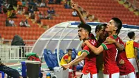 Para pemain Timnas Indonesia U-16 merayakan gol Amanar Abdillah saat melawan Thailand U-16 pada laga grup G Piala AFC U-16 di Stadion Rajamangala, Bangkok, Senin (18/9/2017). Timnas Indonesia U-16 menang 1-0. (Bola.com/PSSI)