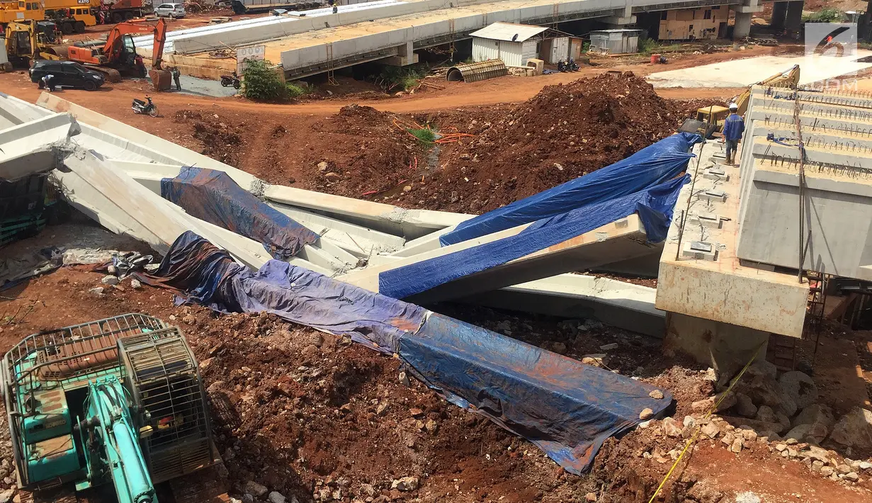 Girder proyek pembangunan Jalan Tol Depok-Antasar menimpa truk proyek, di Jalan TB Simatupang, Jakarta, Selasa (2/1). Girder ambruk diduga tersenggol alat berat yang berada di lokasi pembangunan. (Liputan6.com/Immanuel Antonius)