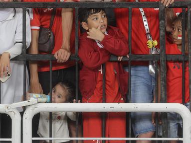 Suporter cilik saat menyaksikan secara langsung pertandingan Timnas Indonesia vs Jepang pada laga Grup C putaran ketiga Kualifikasi Piala Dunia 2026 Zona Asia di Stadion Utama Gelora Bung Karno, Jakarta, Jumat (15/11/2024). (Bola.com.M Iqbal Ichsan)