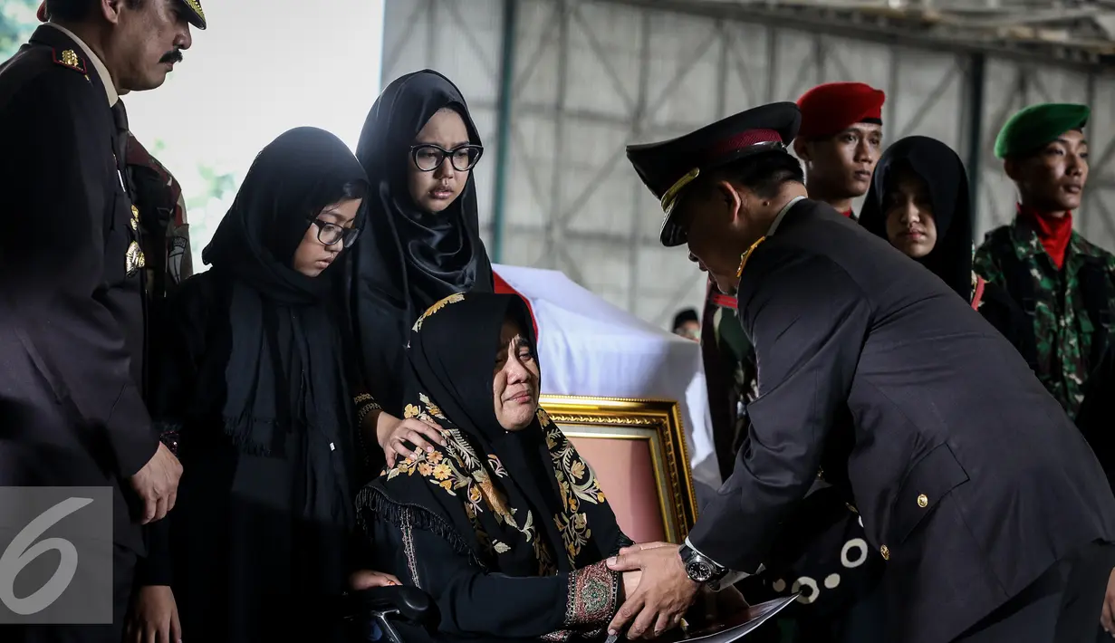 Pejabat tinggi TNI menyalami keluarga korban jatuhnya Helikopter TNI AD jenis Bell 412 EP hadir acara persemayaman di Hanggar Skadron Udara 17 Lanud Halim Perdanakusuma, Jakarta, Selasa (22/3). (Liputan6.com/Faizal Fanani)