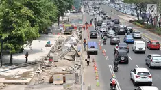 Pejalan kaki melintas di jalur khusus yang berada di bahu Jalan Jenderal Sudirman, Jakarta, Kamis (25/10). Jalur hijau trotoar tersebut dibongkar ulang guna menata kembali sekaligus meningkatkan kenyamanan pejalan kaki. (Merdeka.com/Iqbal Nugroho)