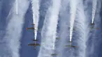 Orlik Aerobatic Team dari Angkatan Udara Polandia menunjukan kemampuannya saat berlangsungnya acara Malta Internasional Airshow 2015 di Bandara Internasional Malta, Valletta, Minggu (27/9). (REUTERS/Darrin Zammit Lupi)