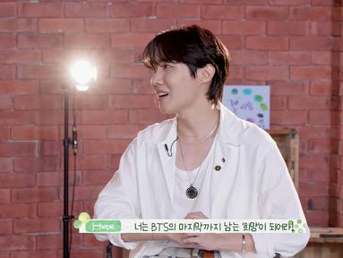 IU mengungkap bahwa ini adalah momen pertama dia berbincang dengan J-Hope. (Foto: YouTube/ 이지금 [IU Official])