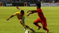 David Faristian (GU - kiri) mencoba melewati hadangan Defri Rizki (Persija) dalam laga lanjutan ISL di stadion GBK Jakarta, (29/4/2014). (Liputan6.com/Helmi Fithriansyah)