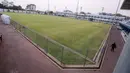 Seorang warga melintas di Stadion Sidolig yang terletak di Batununggal, Kota Bandung, Jawa Barat pada Sabtu (21/10/2023) WIB. Dinas Pemuda dan Olahraga (Dispora) Provinsi Jawa Barat menyebut ada lima lapangan yang akan menjadi lokasi latihan tim peserta Piala Dunia U-17.  Adapun lima lokasi latihan yang disiapkan untuk tim peserta Piala Dunia U-17 yakni di Universitas Padjajaran (Unpad), ITB, Sidolig, Institut Pemerintahan Dalam Negeri (IPDN), dan Stadion Arcamanik. (Bola.com/Bagaskara Lazuardi)
