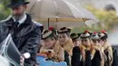 Sejumlah wanita mengenakan kostum tradisional dari kawasan setempat duduk di kereta kuda selama acara ziarah tradisional Leonhard di Warngau, Jerman (22/10). Ziarah ini dilakukan setiap tahun. (AP/Matthias Schrader)