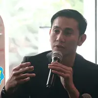 Komik legendaris Wiro Sableng adalah karya ayah Vino, tak heran ia sangat emosional saat dipercaya jadi Wiro Sableng di layar lebar