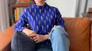 Model blouse motif etnik mendapat polesan funky dengan ripped jeans (Foto: Instagram @wanda_hamidah)