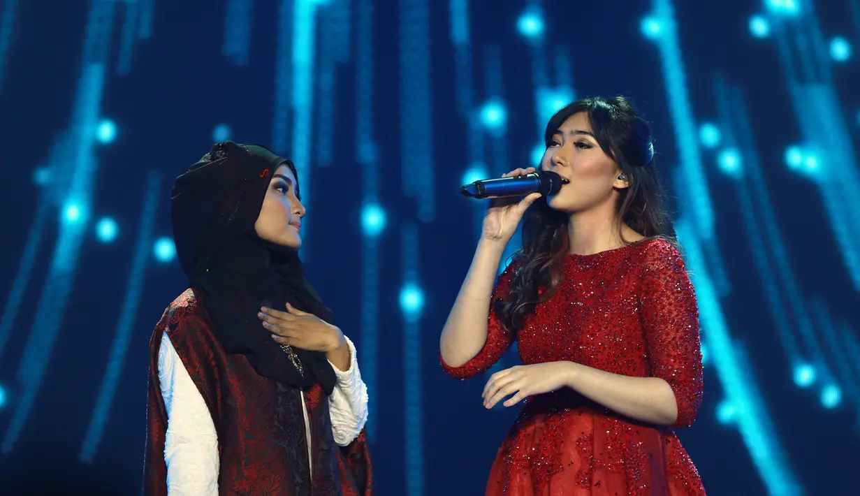 Meski menjadi satu kebanggaan tersendiri karena mendapat kesempatan berduet dengan Fatin dan menyanyikan lagu Iwan Fals, Isyana mengaku sempat takut tidak maksimal dalam bernyanyi. (Deki Prayoga/Bintang.com)