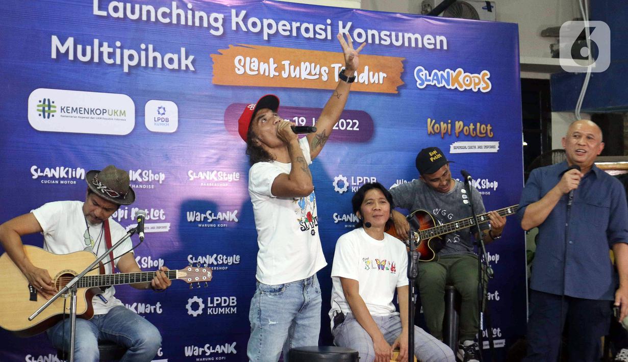 Grup band Slank bernyanyi bersama Menteri Koperasi dan UKM Teten Masduki (kanan) usai peluncuran Slankops di Basecamp Slank, Jakarta, Selasa (19/7/2022). Slank bersama Menteri Koperasi dan UKM Teten Masduki dan Menteri BUMN Erick Thohir bernyanyi bersama membawakan lagu 'Ku Tak Bisa' dan 'Balikin'. (Liputan6.com/Herman Zakharia)