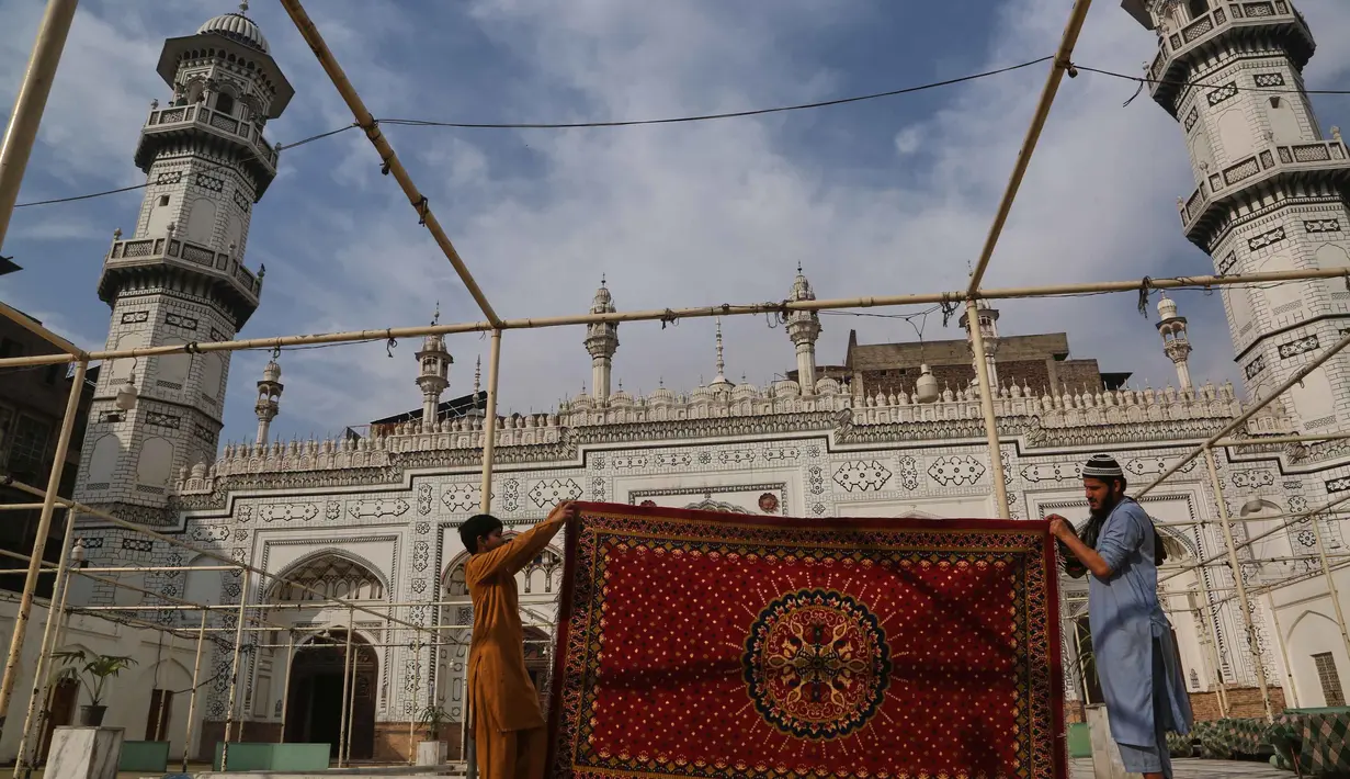 Sebagai pusat ibadah ikonik, masjid ini mempersiapkan suasana religius, termasuk perawatan menara dan gerbangnya, untuk menambah kekhusyukan selama bulan suci Ramadan. Tampak dalam foto, para pekerja membersihkan karpet di masjid bersejarah Mahabat Khan sebagai persiapan menyambut bulan puasa Ramadan, di Peshawar, Pakistan, Senin, 16 Februari 2026. (AP Photo/Muhammad Sajjad)