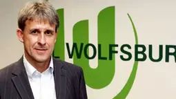 Mantan pemain Jerman Pierre Littbarski berpose di depan logo klub Bundesliga, VfL Wolfsburg, 7 Juni 2010. Littbarski diangkat sebagai asisten Steve McClaren. AFP PHOTO / ROLAND HERMSTEIN 