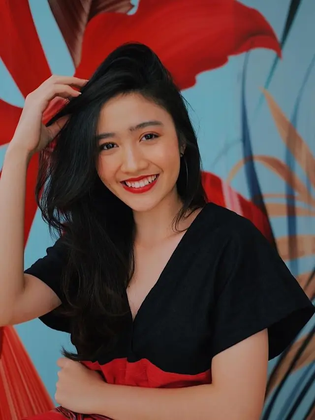 Febby Rastanty pakai lipstik merah (Instagram/febbyrastanty)