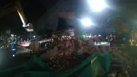 Boom crane proyek tol BORR di Bogor patah menimpa bengkel furniture. (Liputan6.com/Achmad Sudarno)