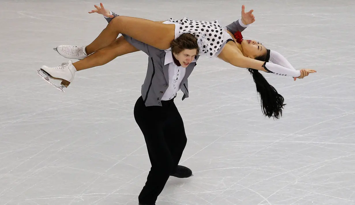 Atlet Ice skating Korea Selatan, Rebeka Kim dan  Kirill Minov saat melakukan aksi menegangkan di Turnamen Ice Skating dunia  ISU World Figure Skating Championships, Boston , Massachusetts , Amerika Serikat, (30/3). (REUTERS / Brian Snyder)