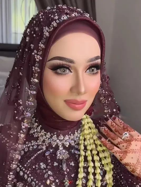 Sesuai ciri khas Arabian makeup look yang dramatis, sang MUA tampak membingkai tegas alis Amira.  [@reza_zakarya_daa/adelahaddad17]