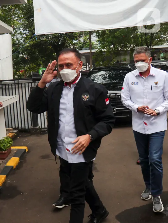Ketua Umum PSSI Mochamad Iriawan (depan) didampingi Wakil Ketua Iwan Budianto (kanan) tiba untuk dimintai keterangan di Kantor Komnas HAM, Jakarta, Kamis (13/10/2022). Komnas HAM meminta keterangan PSSI dan pihak penyelenggara siaran pertandingan Arema melawan Persebaya 1 Oktober 2022 untuk proses pemantauan dan penyelidikan atas kasus tragedi kemanusiaan Stadion Kanjuruhan Malang. (Liputan6.com/Angga Yuniar)