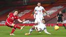 Pemain Liverpool, Diogo Jota, melepaskan tendangan saat melawan Leicester City pada laga Liga Inggris di Stadion Anfield, Senin (23/11/2020). Liverpool menang dengan skor 3-0. (Laurence Griffiths/Pool via AP)