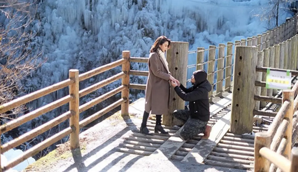 Senang bukan main bagi artis cantik Tyas Mirasih. Tengah berlibur di Jepang bersama sang kekasih, Raiden Soedjono, ternyata momen spesial pun juga terjadi disana. Raiden melamar Tyas. (Instagram/tyasmirasih)