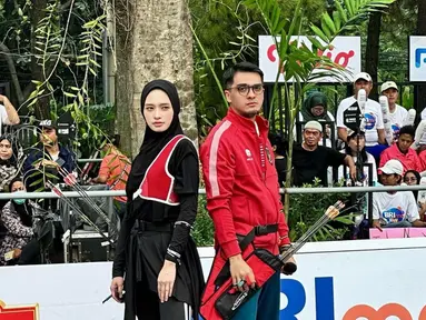 Dalam sebuah video yang diunggah di akun Instagram pribadinya, Inara terlihat pertama kali menyentuhkan tangannya ke tangan pelatih, pria yang berdiri di antara dirinya dan Ricky Harun. Tak lama, Ricky juga mengulurkan tangannya, tetapi hanya menyentuh bagian lengan sang pelatih, seolah-olah menghindari kontak langsung dengan Inara. Sikap Ricky ini dinilai sebagai upaya menjaga jarak karena mereka merupakan lawan jenis. (Liputan6.com/IG/@mommy_starla)