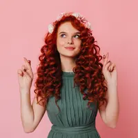 Dapatkan rambut berwarna yang sehat dan mengagumkan dengan menggunakan pewarna rambut alami dari tumbuhan. Yu, tunggu apalagi cek sekarang juga! (Sumber: Freepik/lookstudio).