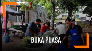 Aksi Cepat Tanggap (ACT) melalui program Humanity Food Truck menyediakan makan siap saji sebanyak 1.000 porsi untuk buka puasa bagi jemaah dan masyarakat sekitar Masjid Raya Jakarta Islamic Centre pada Kamis 16 Mei 2019.