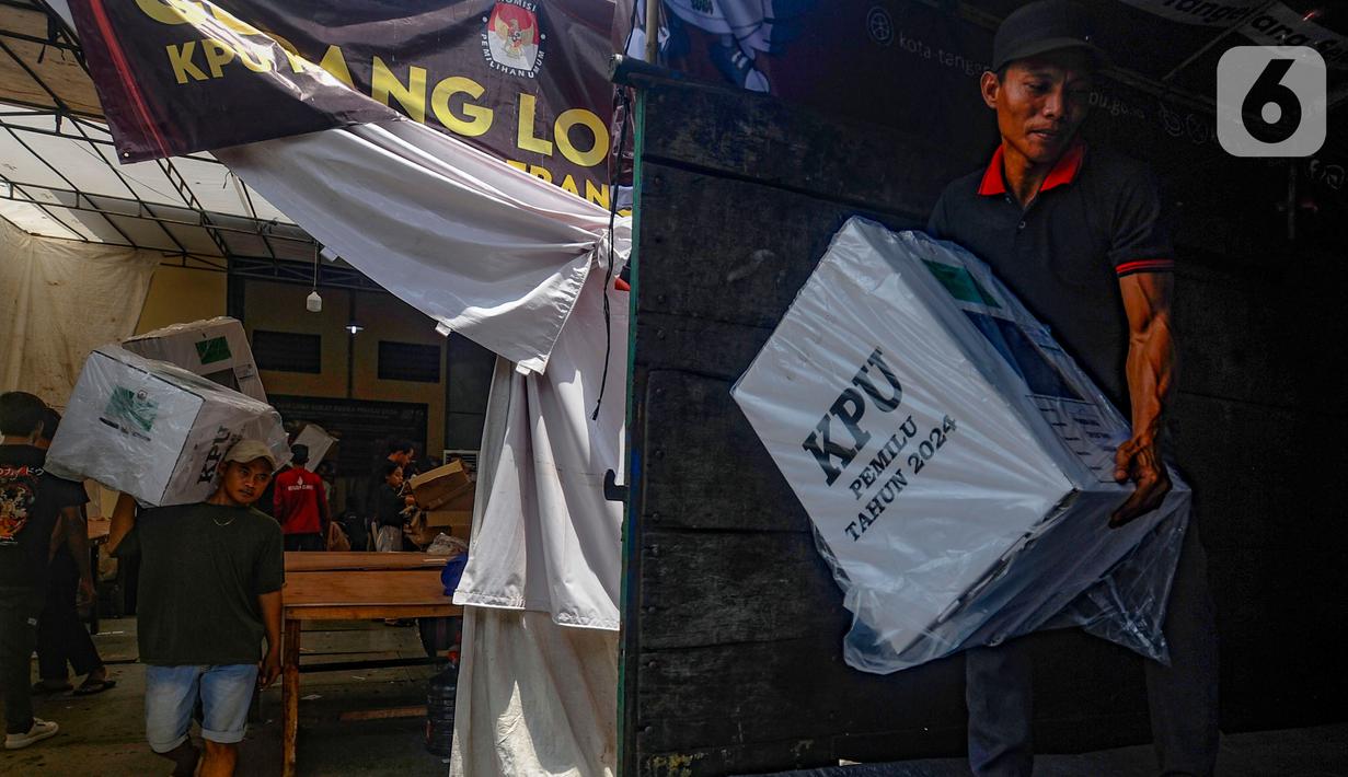 Pekerja memasukkan logistik pemilu ke dalam truk di gudang logistik Pemilu 2024 Kota Tangerang Selatan, Serpong, Banten, Kamis  (1/2/2024). (merdeka.com/Arie Basuki)