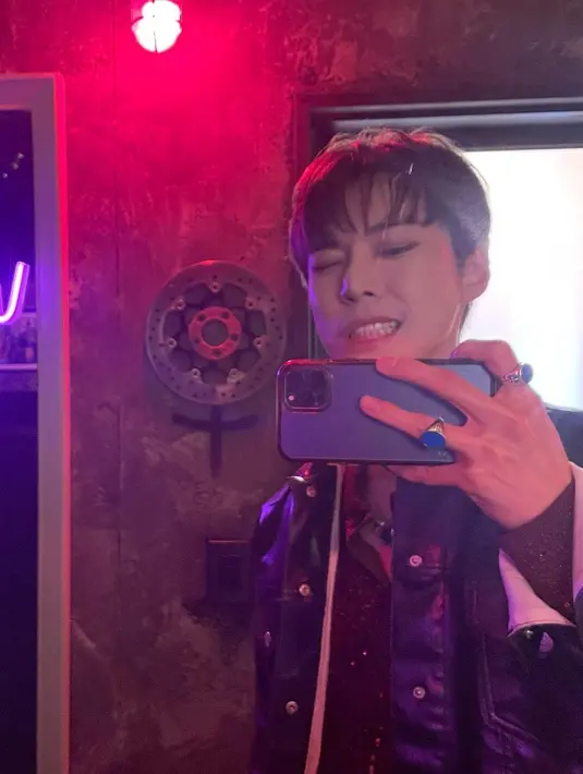 Doyoung memang dikenal sebagai idol serba bisa karena mahir dalam bernyanyi, berakting, bahkan sempat menjadi MC untuk acara Inkigayo bersamaan dengan salah satu personel Blackpink Jisoo dan GOT7 Jinyoung. (FOTO: instagram.com/do0_nct/)