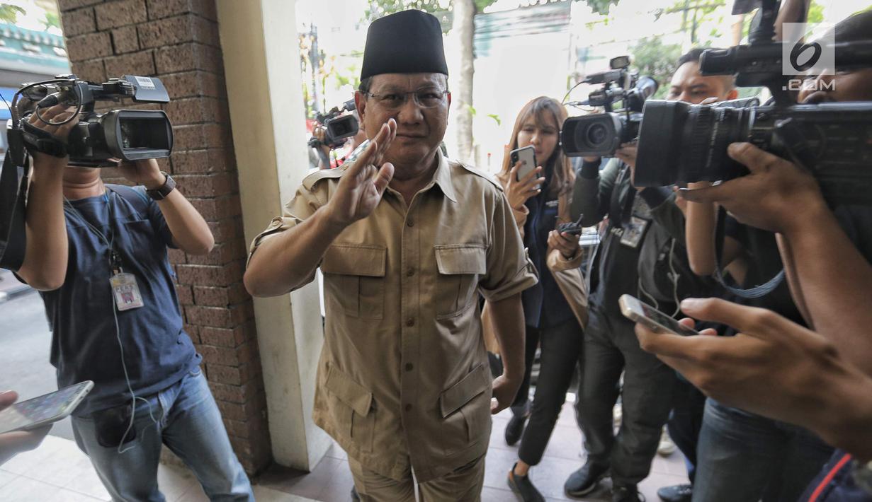 Bakal calon Presiden Prabowo Subianto tiba di kantor PBNU, Jakarta, Kamis (16/8). Pertemuan tersebut merupakan lanjutan pertemuan antara Prabowo dan Said Aqil Siroj sebelum pendaftaran capres-cawapres, Senin (16/7/2018) lalu. (Liputan6.com/Faizal Fanani)