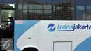 Supir Kopaja terintegrasi Transjakarta terparkir di Parkir Timur Senayan, Jakarta, Selasa (22/12). Saat ini terdapat 320 bus tampilan baru Kopaja AC yang akan beroperasi di rute-rute yang terintegrasi.  (Liputan6.com/Johan Tallo)