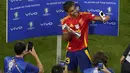 Bintang muda Lamine Yamal menerima trofi pemain terbaik pertandingan pada penghujung laga semifinal EURO 2024 Spanyol vs Prancis di Allianz Arena, Munchen pada Rabu (10/7/2024) dini hari WIB. (AP Photo/Ariel Schalit)