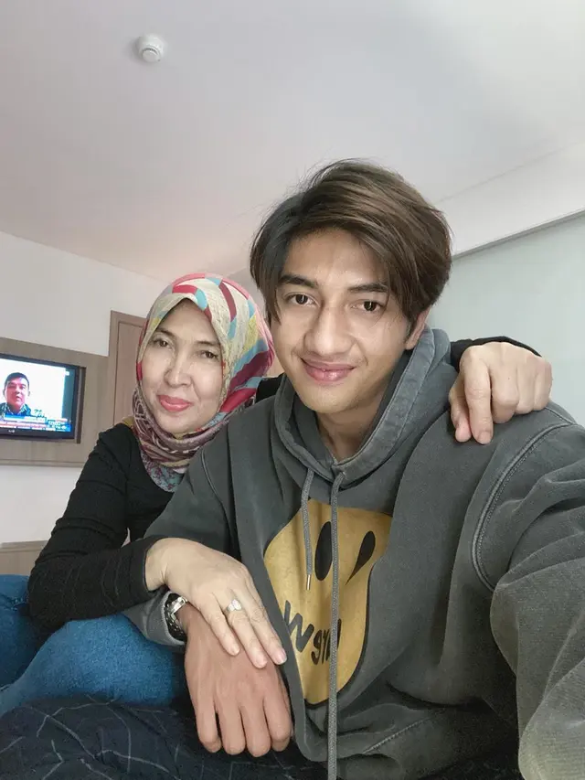 7 Potret Kebersamaan Harris Vriza dengan Ibundanya yang Jarang Tersorot