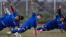 Para pemain Vietnam melakukan pemanasan di Lapangan Kompleks Stadion Pakansari, Jawa Barat, Kamis (1/12/2016). Vietnam akan menghadapi Timnas Indonesia pada semifinal Piala AFF 2016. (Bola.com/Vitalis Yogi Trisna)