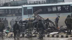 Tentara India memeriksa puing-puing setelah ledakan bom mobil di Lethpora di distrik Pulwama, Kashmir, India (14/2). Sedikitnya 16 tentara India tewas dan 20 orang terluka akibat kejadian tersebut. (AFP Photo/STR)