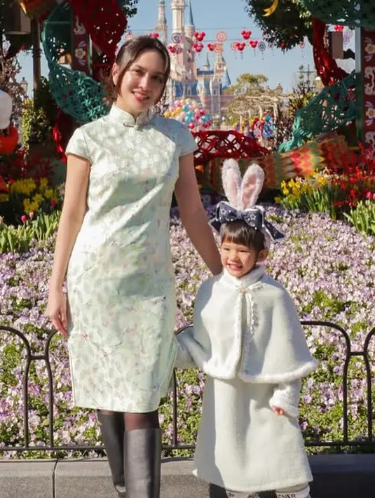 Shandy Aulia merayakan Imlek langsung di China. Ia tampil mengenakan cheongsam dengan model mini dress warna hijau bermotif. Memiliki kerah tinggi dan kancing shanghai di leher. Dipadukan knee boots hitam. [@shandyaulia]