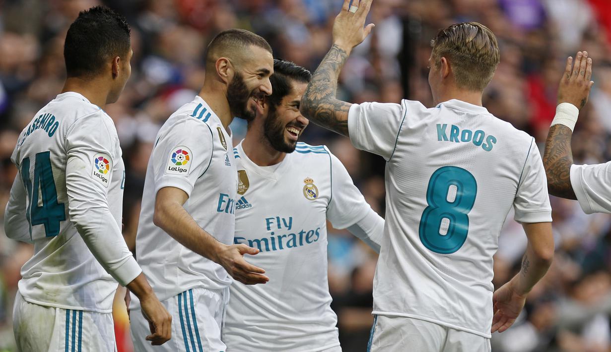 Ekspresi pera pemain Real Madrid saat merayakan gol Karim Benzema pada lanjutan La Liga Santander di Santiago Bernabeu stadium, Madrid, (25/11/2017). Madrid menang 3-2. (AP/Francisco Seco)