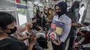 Petugas KAI Commuter membawa poster saat melakukan kampanye cegah tindak kekerasan dan pelecehan seksual di dalam gerbong KRL di Stasiun BNI City, Jakarta, Kamis (22/12/2022). Kampanye sekaligus untuk memperingati Hari Ibu dilakukan KAI Commuter untuk menggugah kesadaran masyarakat agar tidak melakukan tindakan kekerasan dan pelecehan seksual di transportasi umum, khususnya KRL. (Liputan6.com/Faizal Fanani)