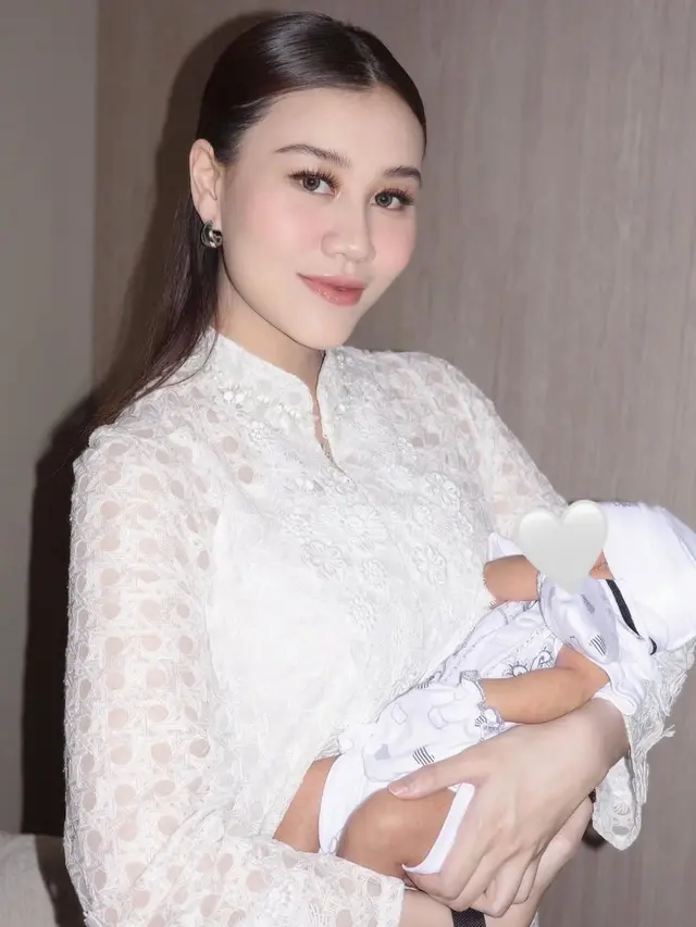 Tampilan Aaliyah Massaid Kenakan Dress Lace saat Aqiqah Putra Pertamanya. [@aaliyah.massaid]