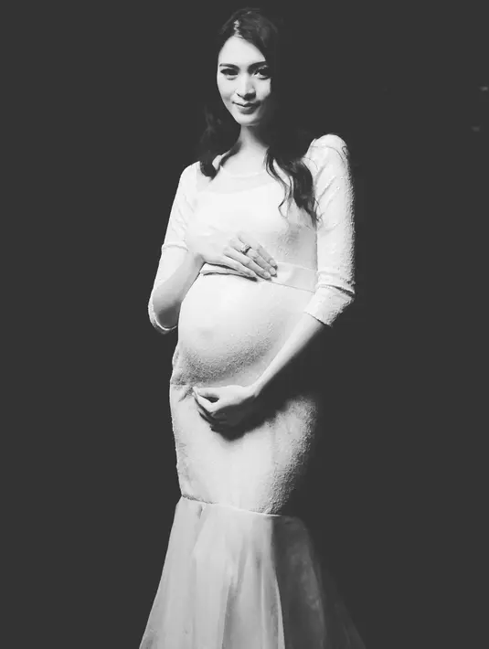 Donita yang kini sedang hamil anak kedua. Hal itu yang membuat pasangannya, Adi Nugroho lebih sabar dalam menghadapi siklus hormon istrinya yang naik turun. (Instagram/donitabhubiy)